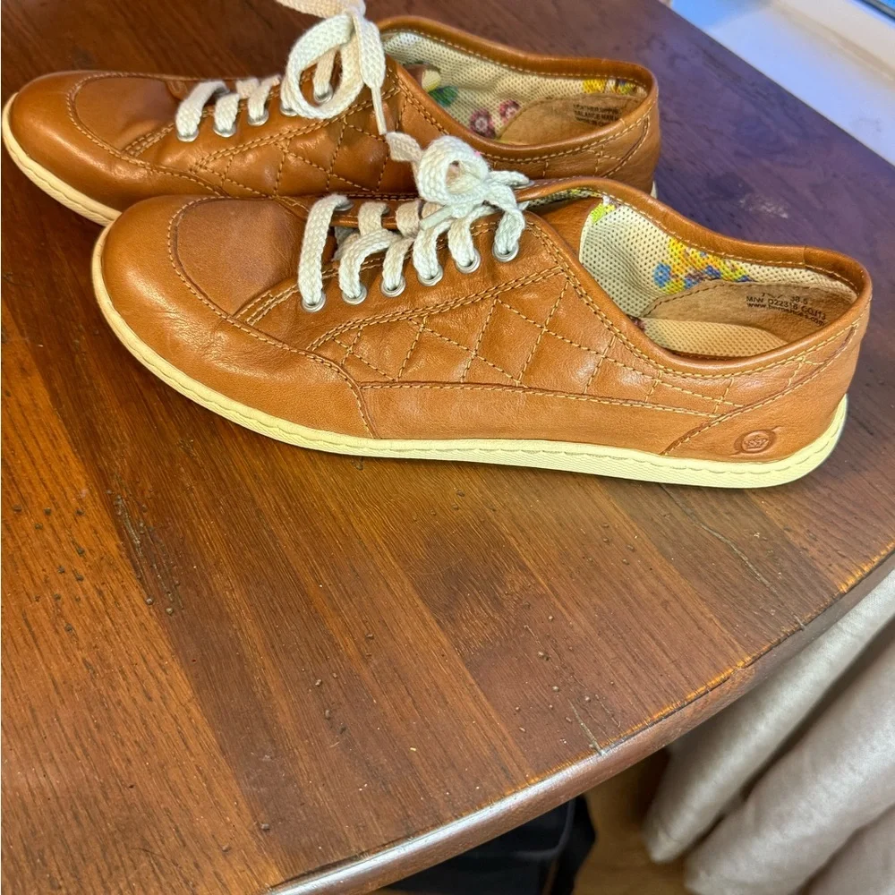 Børn  tan leather lace-up sneakers size 7 1/2